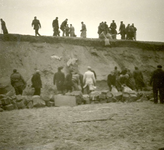 OV_WATERSNOODRAMP_034 Vrijwilligers werken aan het versterken van de Brielse Maasdam; 1 februari 1953