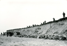 OV_WATERSNOODRAMP_039 Oostvoorne; Vrijwilligers werken aan het versterken van de Brielse Maasdam, 1 februari 1953