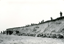 OV_WATERSNOODRAMP_039 Vrijwilligers werken aan het versterken van de Brielse Maasdam; 1 februari 1953