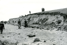 OV_WATERSNOODRAMP_040 Oostvoorne; Vrijwilligers werken aan het versterken van de Brielse Maasdam, 1 februari 1953
