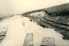 OV_WATERSNOODRAMP_042 Oostvoorne; Herstelwerkzaamheden aan de Brielse Maasdam, 21 mei 1953