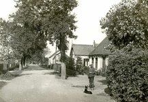 OV_ZANDWEG_01 Kijkje in de Zandweg. Rechts dhr. Koop Mand; ca. 1930