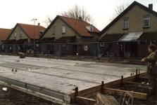 OV_ZANDWEG_06 Aanbouw van tien nieuwe woningwetwoningen langs de Zandweg, met daarachter de te slopen woningen; 1987