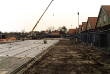 OV_ZANDWEG_07 Aanbouw van tien nieuwe woningwetwoningen langs de Zandweg, met rechts de te slopen woningen; 1987
