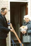 OV_ZANDWEG_14 Mevrouw Willmes ontvangt de eerste sleutel van de nieuwe woningen langs de Zandweg; 7 oktober 1987