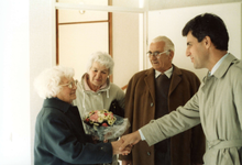 OV_ZANDWEG_15 Mevrouw Willmes ontvangt de eerste sleutel van de nieuwe woningen langs de Zandweg; 7 oktober 1987