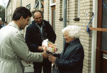 OV_ZANDWEG_16 Mevrouw Willmes ontvangt de eerste sleutel van de nieuwe woningen langs de Zandweg; 7 oktober 1987