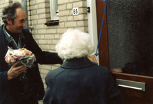 OV_ZANDWEG_17 Mevrouw Willmes ontvangt de eerste sleutel van de nieuwe woningen langs de Zandweg; 7 oktober 1987
