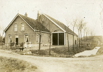 OH_EEWEG_01 Boerderij die op de kruising Eeweg en Dorpsweg stond en in ca. 1973 is afgebroken. Hij werd laatstelijk ...