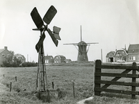 OH_MOLENDIJK_26 Kijkje op de Molendijk vanaf de Molenweg. Op de voorgrond een Bosmanmolen, op de achtergrond de Molen ...