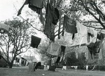 OH_ROMMELMARKT_02 Tweedehand kleding wordt gewassen alvorens het op de rommelmarkt wordt verkocht.; mei 1985