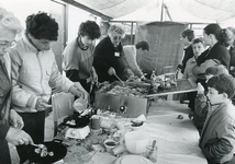 OH_ROMMELMARKT_05 Oliebollenbakken tijdens de jaarlijkse rommelmarkt; mei 1985