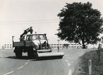OH_RUIGENDIJK_04 De kruising Ruigendijk en Dorpsweg, waar het waterschap met een veegwagen het kruispunt reinigt; ca. 1965