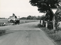 OH_RUIGENDIJK_05 De kruising Ruigendijk en Dorpsweg, waar het waterschap met een veegwagen het kruispunt reinigt; ca. 1965