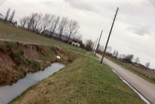 OH_TUSSENWEG_03 Inspectie van ingezakte slootkant langs de Tussenweg; 1994