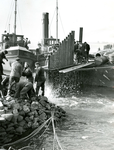 OH_WATERSNOODRAMP_057 Dichten van het stroomgat met een caisson; 26 februari 1953