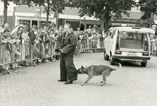 RO_DORPSPLEIN_07 Open dag van de politie, met demonstratie met politiehonden; 8 augustus 1985
