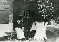 RO_DUINRAND_02 Familie van Kempen voor hun boerderij. Mevr. M van Kempen-Kleijburg en haar zoon Jacob van Kempen; ca. 1920