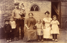 RO_DUINRAND_04 Familie Plooster voor hun woning aan de Duinrand; 1914
