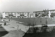 RO_DUINRAND_15 Woningen aan de achterzijde Swinshoek, de z.g. aanleunwoningen; Oktober 1971