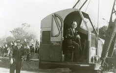 RO_DWARSWEG_32 Eerste paal slaan voor de O.L.S. II aan de Dwarsweg door burgemeester Jhr. J. Alberde van Ekenstein; 26 ...