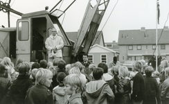 RO_DWARSWEG_37 Het slaan van de eerste paal voor de sporthal De Merel aan de Dwarsweg door burgemeester jhr. J. Alberda ...