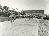 RO_DWARSWEG_39 Opening van de sporthal De Merel met majorette en muziekkorps Ons Genoegen ; 31 oktober 1973