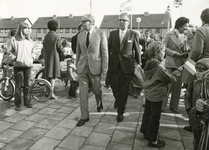 RO_DWARSWEG_40 Opening van de sporthal De Merel: aankomst van Mr. M. Vrolijk met burgemeester jhr. M. Alberda van ...
