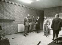 RO_DWARSWEG_41 Opening van de sporthal De Merel: Mr. M. Vrolijk met sportzaal beheerders de fam.van de Engel; 31 oktober 1973