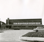 RO_DWARSWEG_47 Opening van de sporthal De Merel. Vooraanzicht van de sporthal met parkeerterrein; 31 oktober 1973