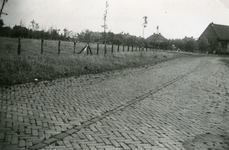 RO_HOOGVLIETLAAN_07 De Hoogvlietlaan gezien vanaf de Dwarsweg met rechts het gymnastieklokaal; ca. 1950