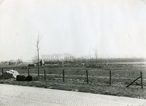 RO_HOOGVLIETLAAN_10 Aanleg van het sportveldje langs de Hoogvlietlaan tussen de Dwarsweg en de Alardusdreef; 1956