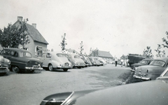 RO_HOOGVLIETLAAN_20 Zomerdrukte op de Hoogvlietlaan, geparkeerde auto's van mensen die op strand zijn; ca. 1955