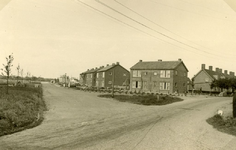 RO_HOOGVLIETLAAN_21 Kijkje in de Hoogvlietlaan, gezien vanaf de Middeldijk; ca. 1955