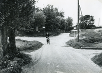 RO_KORTEWEG_01 De kruising van de Korteweg en de Duinrand. Op de fiets beheerder van het Itersonkamp: B. Winkelhorst; 1956