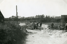 RO_KORTEWEG_05 Het aanleggen van de duiker in de Korteweg, nabij de Vleerdamsedijk; ca. 1957
