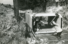 RO_KORTEWEG_07 Het aanleggen van de duiker in de Korteweg, nabij de Vleerdamsedijk. Het plaatsen van de elementen; ca. 1957