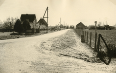RO_KORTEWEG_12 Korteweg de sloot aan de rechter zijde is gedempt, voor verbreding van de weg en aanleg van voetpad; 1955
