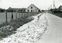 RO_KORTEWEG_13 Korteweg de sloot aan de linker zijde is gedempt, voor verbreding van de weg en aanleg van voetpad; 1955