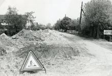 RO_KORTEWEG_14 Westelijk deel van de Korteweg. De sloot is gedempt voor verbreding van de weg en aanleg voetpad; 1955