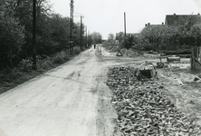 RO_KORTEWEG_15 Westelijk deel van de Korteweg. De sloot is gedempt voor verbreding van de weg en aanleg voetpad; 1955