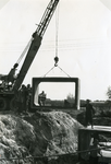 RO_KORTEWEG_16 Plaatsing van de duiker elementen in de Korteweg bij de aansluiting op de Vleerdamsedijk; ca. 1957