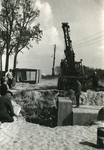 RO_KORTEWEG_17 Plaatsing van de duiker elementen in de Korteweg bij de aansluiting op de Vleerdamsedijk; ca. 1957