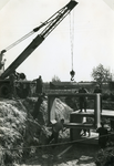 RO_KORTEWEG_18 Plaatsing van de duiker elementen in de Korteweg bij de aansluiting op de Vleerdamsedijk; ca. 1957