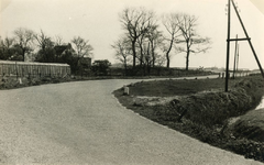 RO_KORTEWEG_20 Aansluiting van de Korteweg op de Vleerdamsedijk, links de schuur van de boerderij van Fam. Nieuwland. ...