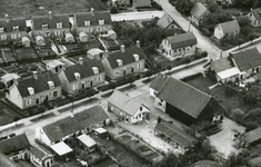 RO_MIDDELDIJK_07 Luchtfoto van de Middeldijk met links de graanhandel van de familie Rietschoten, daarnaast het ...