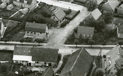 RO_MIDDELDIJK_08 Luchtfoto van de Middeldijk met links de woning van de familie Snoeij dan de Vlasschuur van de familie ...