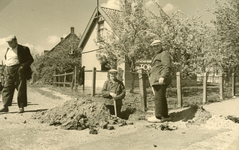RO_MIDDELDIJK_10 Graafwerkzaamheden op de hoek van de Middeldijk en de Joh. Groeneveldstraat. Links Dirk van der Knaap; ...