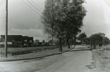 RO_MIDDELDIJK_20 De Middeldijk vanaf de kruising Mercuriuslaan, de woningen staan aan de Jupiterlaan; April 1975