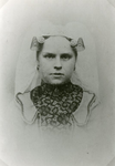 RO_MIDDELWEG_05 Mevr. Kruik-van Toledo. Bewoonster van de boerderij Stuijvenburg ; 1910